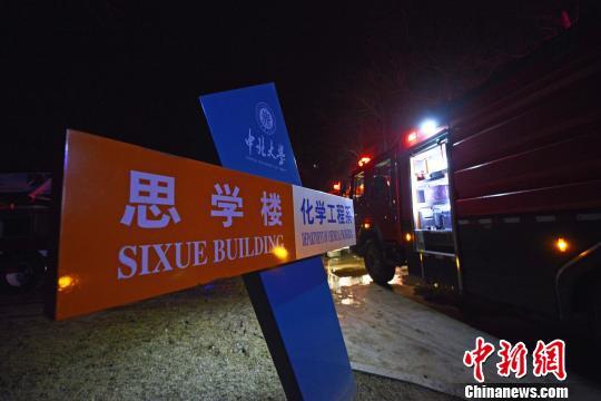 消防车在事发现场。　武俊杰 摄